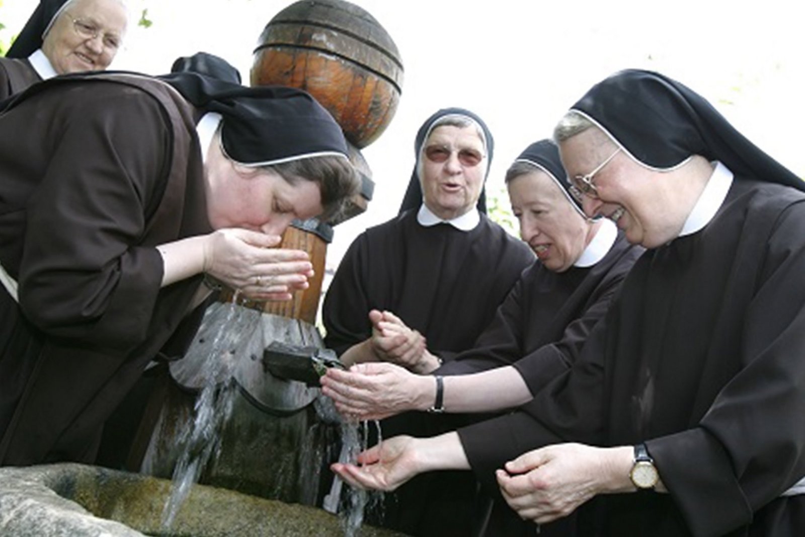 Schwestern beim Brunnen